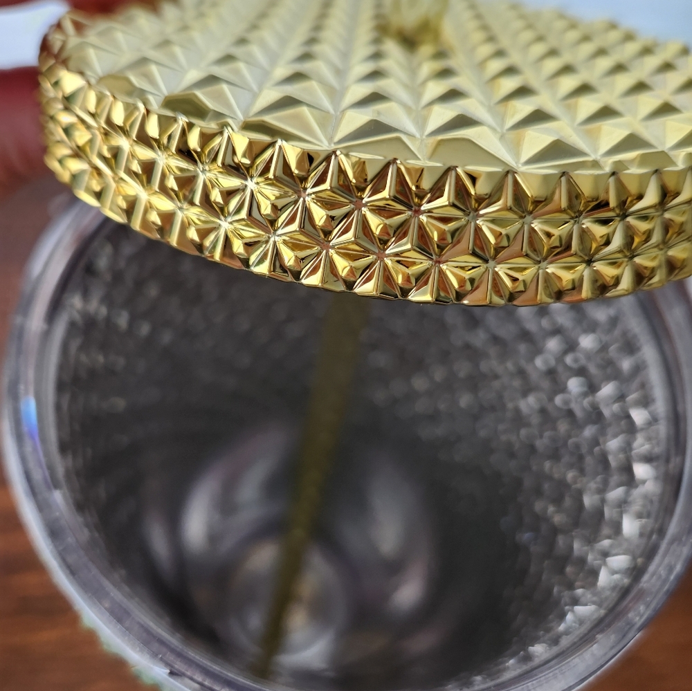 NWT Gold Textured Tumbler.  26 oz.  9 x 4.  Beautiful design and insulated. - Picture 5 of 5